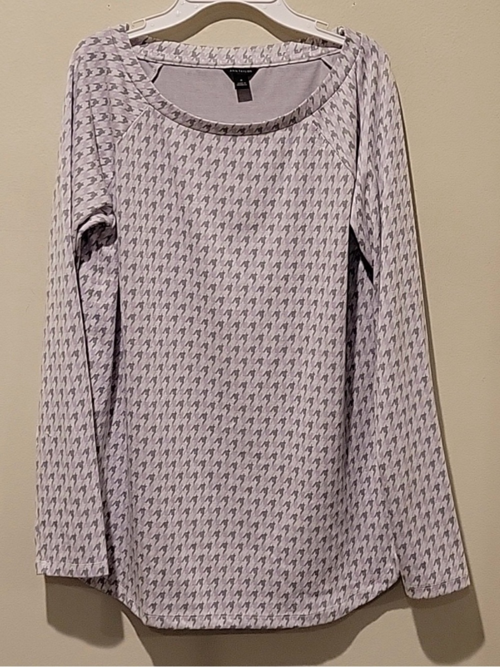 ❤️ ANN TAYLOR HOUNDSTOOTH KNIT LONG SLEEVED TOP, MEDIUM